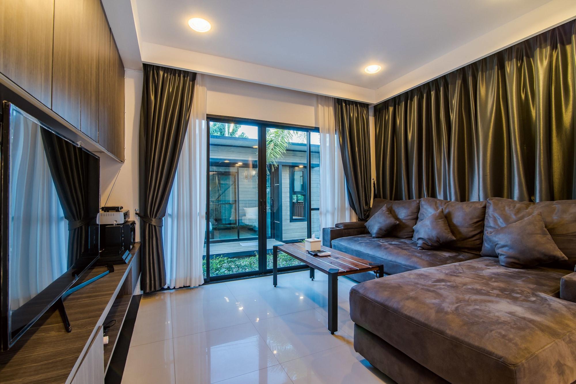 Sierra Pool 102 Villaer